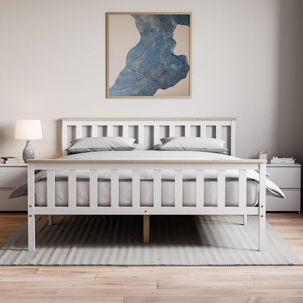 King-Size Bett aus massivem Kiefernholz in Weiss-Kiefer Optik, ausgestattet mit dekorativem Kopfteil und hohem Fussteil, stabiles Schlafzimmermoebel