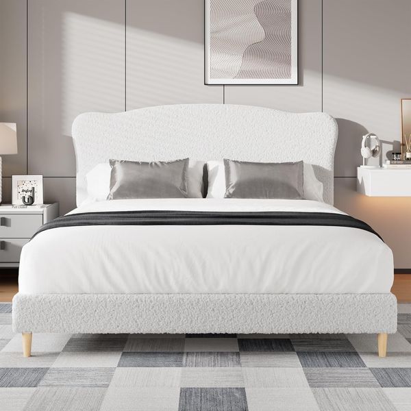Beiges luxurioeses Samtpolster-Doppelbett mit gewelltem Kopfteil und stabilen Holzleisten, geraeuschfrei und einfach zu montieren